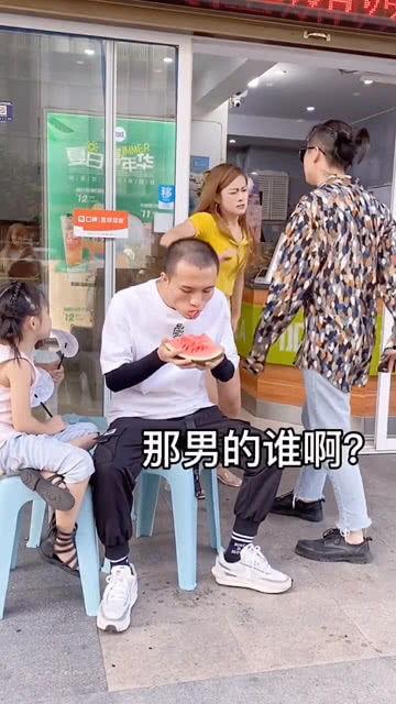 大学情侣吵架吃瓜