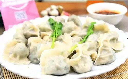 吃瓜吃饺子喝汤,吃瓜、饺子、喝汤，尽享美味与温馨