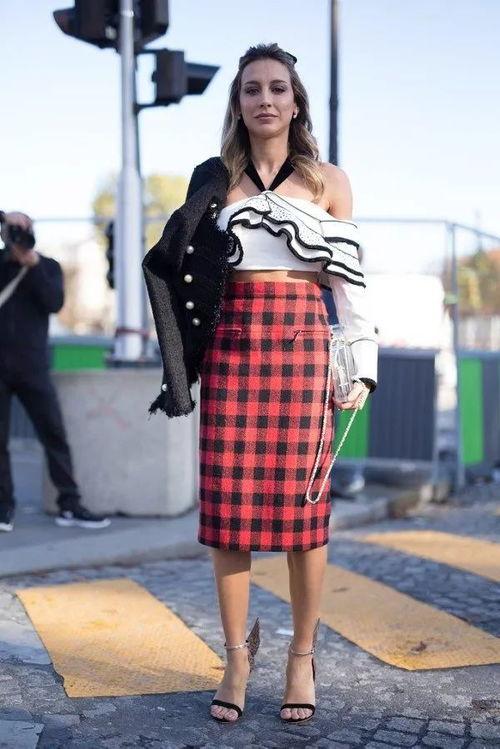 一字肩吃瓜,解锁夏日吃瓜新时尚