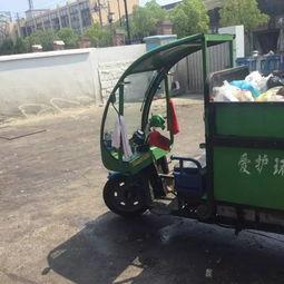 外卖小哥吃瓜照片,照片走红网络