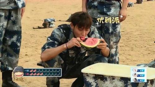 吃瓜女军人,一位女军人的独特生活剪影 第2张 吃瓜女军人,一位女军人的独特生活剪影 第2张