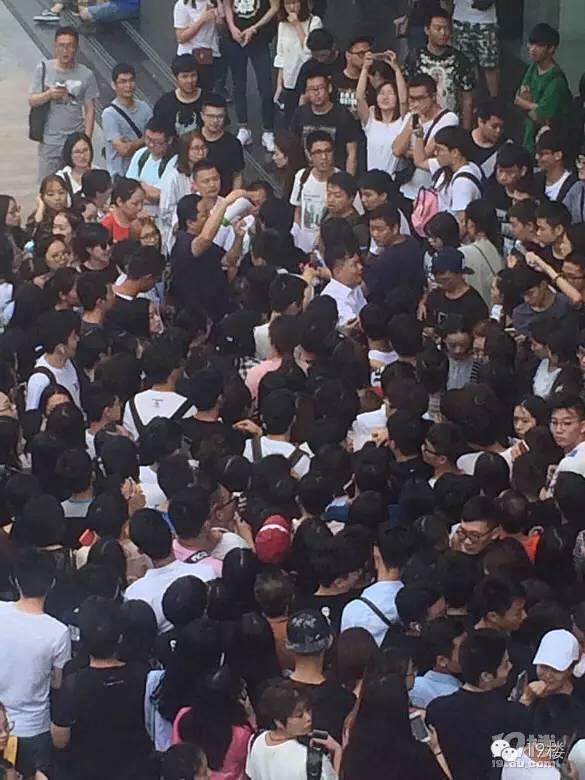 群众排队吃瓜的视频,民众热情围观,共享夏日清凉时光 第2张 群众排队吃瓜的视频,民众热情围观,共享夏日清凉时光 第2张